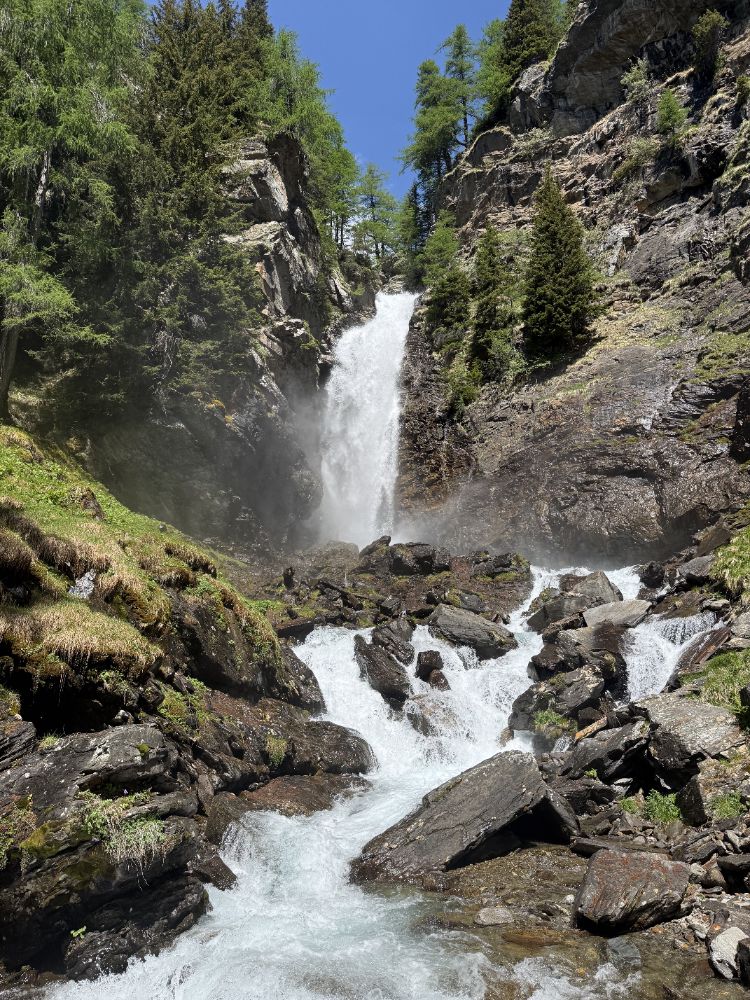Val di Sole tra cascate ponti sospesi e castelli medievali