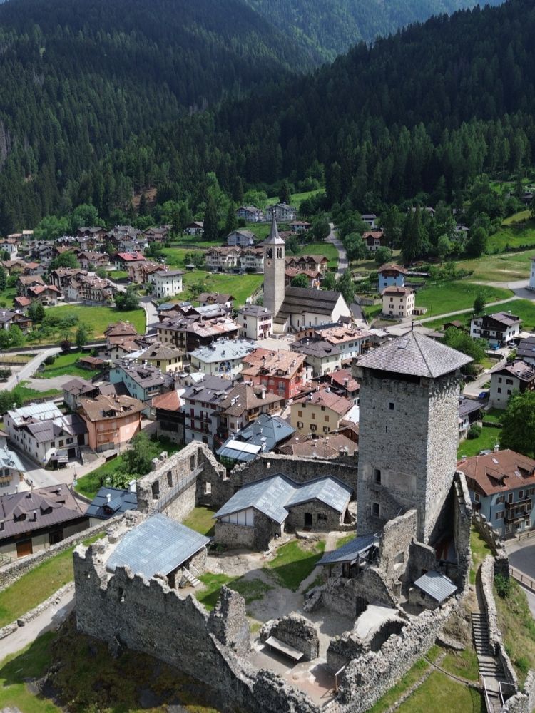Val di Sole tra cascate ponti sospesi e castelli medievali