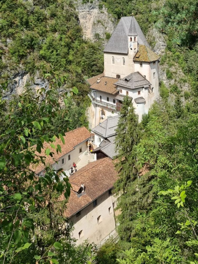 Val di Sole tra cascate ponti sospesi e castelli medievali